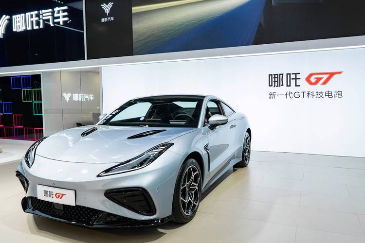 东莞80哪吒汽车在智能汽车领域的表现，领途汽车在新能源汽车市场中的影响力